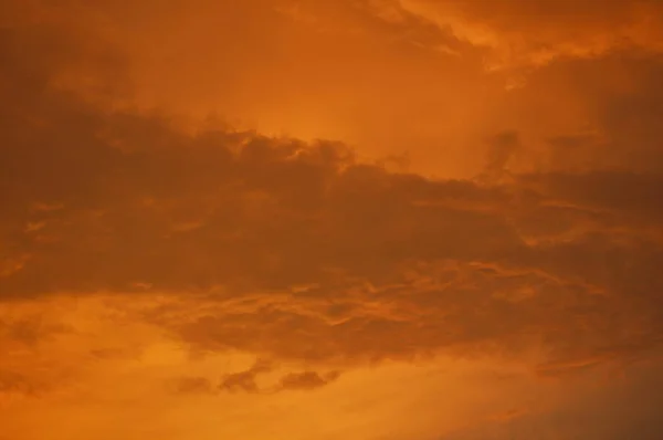 Nube que se extiende en el crepúsculo cielo fondo por la noche — Foto de Stock