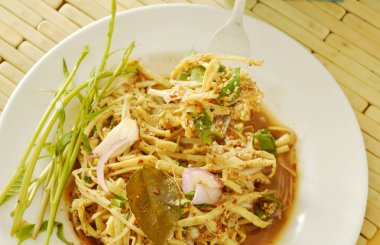  Baharatlı bambu sürgün salata çatalı scooping Tay kuzeydoğu tarzı rendelenmiş