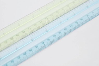  Beyaz arka plan üzerinde renkli plastik cetvel