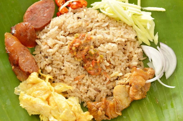 Nasi goreng dicampur dengan pasta udang di daun pisang — Stok Foto