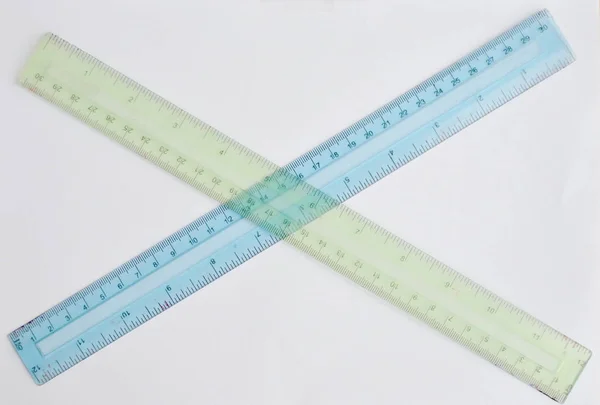 Färgglada plast linjal passerar på vit bakgrund — Stockfoto