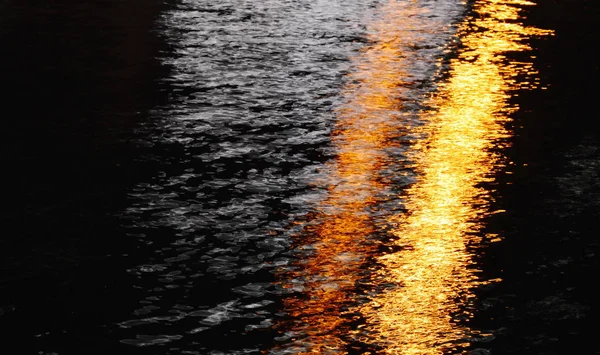 Borrão de pólo de luz artificial no canal à noite — Fotografia de Stock