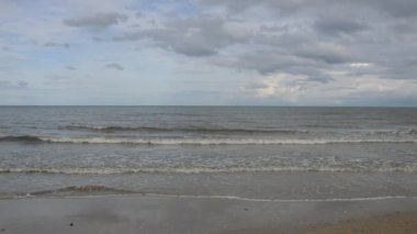 Bulutlu gün Beach'te deniz ve su sörf peyzaj
