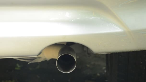 Автомобиль выхлопных труб запуска двигателя и дыма плавающих — стоковое видео
