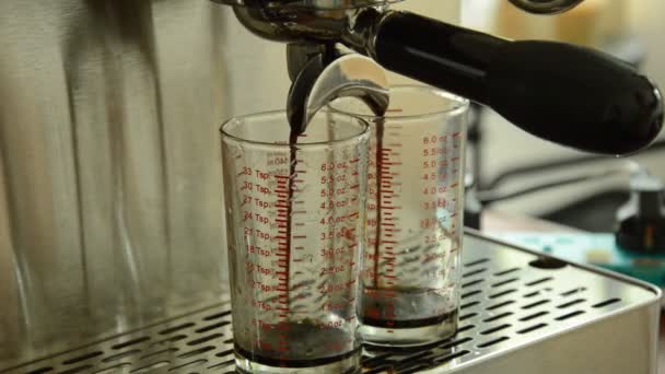 Macchina da caffè rendere il caffè fresco che scorre nel vetro di misura — Video Stock