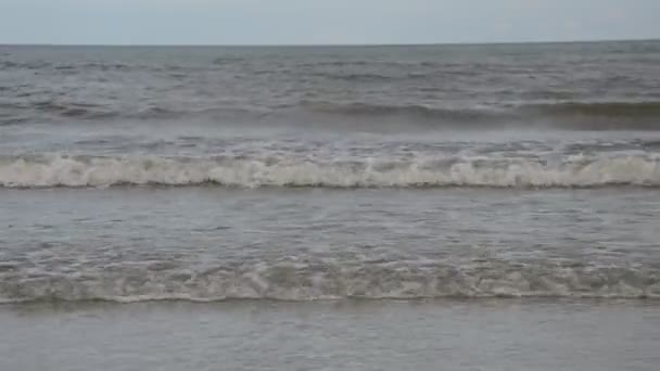 Mar água surf para praia em dia ensolarado — Vídeo de Stock