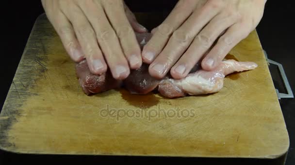 Solomillo de cerdo crudo marinado a mano con sal y pimienta en un bloque de chuletas de madera — Vídeos de Stock