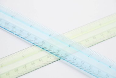  Beyaz arka plan üzerinde geçiş renkli plastik cetvel