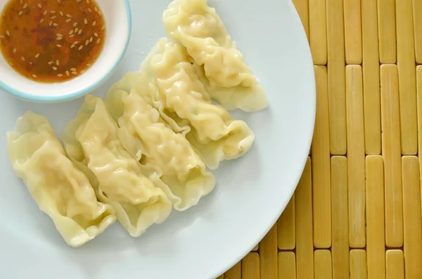 Gedämpfte Knödel gefüllt gemischtes Schweinefleisch und Hühnchen mit Sojasauce auf Teller — Stockfoto