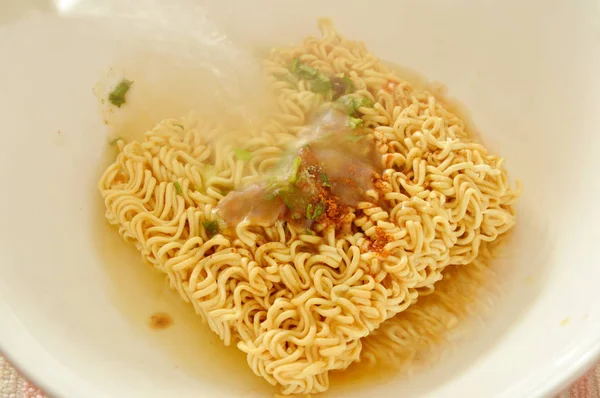 インスタント麺ソフト煮の調味料粉湯をドレッシング — ストック写真