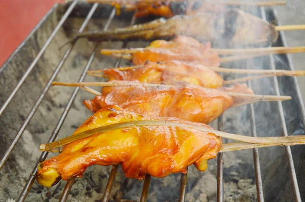  duman demir piyasasında soba üzerinde kayan ile tavuk ızgara