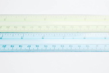  Beyaz arka plan üzerinde renkli plastik cetvel