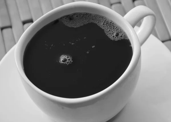 Tazza di caffè nero su piatto in tono monocromatico — Foto Stock