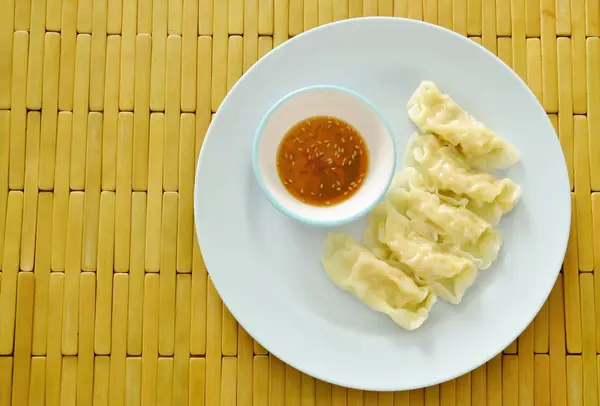 Guyza boneka daging babi dihaluskan campuran dan ayam dengan kecap di piring — Stok Foto