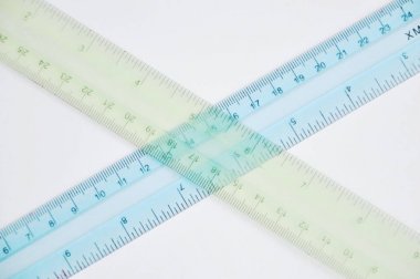  Beyaz arka plan üzerinde geçiş renkli plastik cetvel