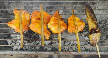  demir soba üzerinde ızgara tavuk budu ve yayın balığı