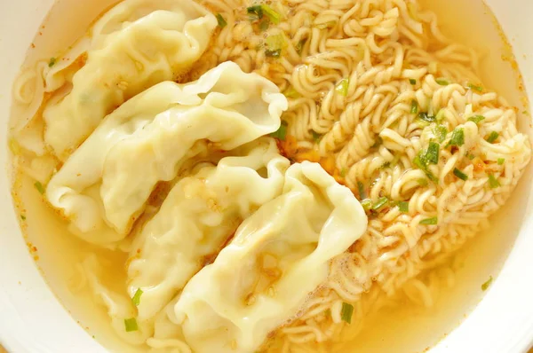 Μαλακό βραστό στιγμιαία noodles σάλτσα ζυμαρικών χοιρινό σε μπολ — Φωτογραφία Αρχείου