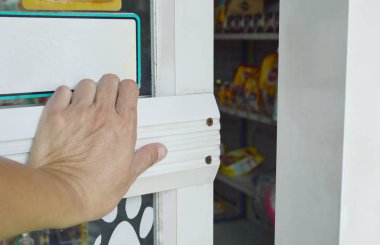  bakkal dükkanı açıldı kapıya itmek el