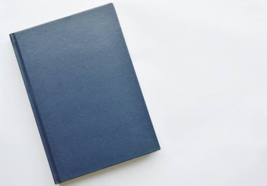 beyaz zemin üzerine mavi sert kapak kitap