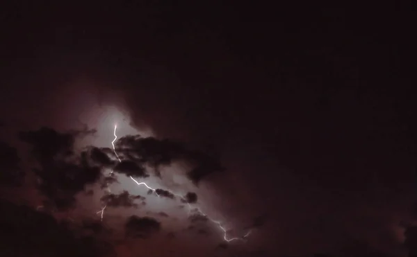 Relâmpagos e trovões com nuvens de chuva durante a noite — Fotografia de Stock