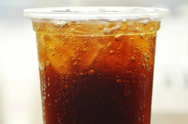 Soda met ijs in plastic beker — Stockfoto