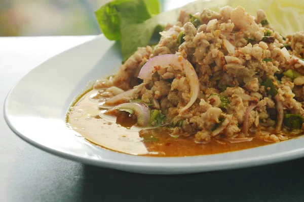 Thajský pikantní vepřový salát a čerstvá zelenina na talíři — Stock fotografie