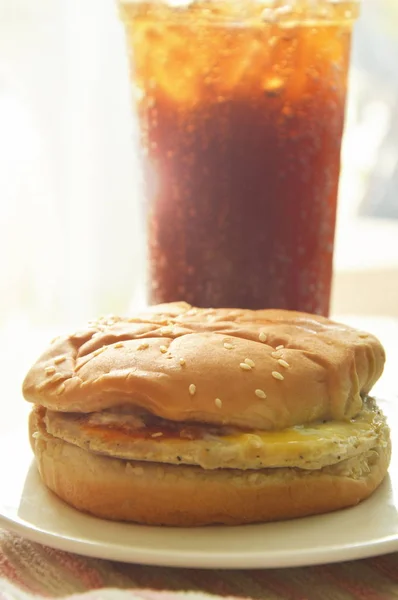 Hamburger und Limo mit Eis im Plastikbecher — Stockfoto