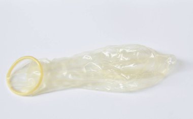  prezervatif hazırlamak kullanılan beyaz arka plan üzerinde