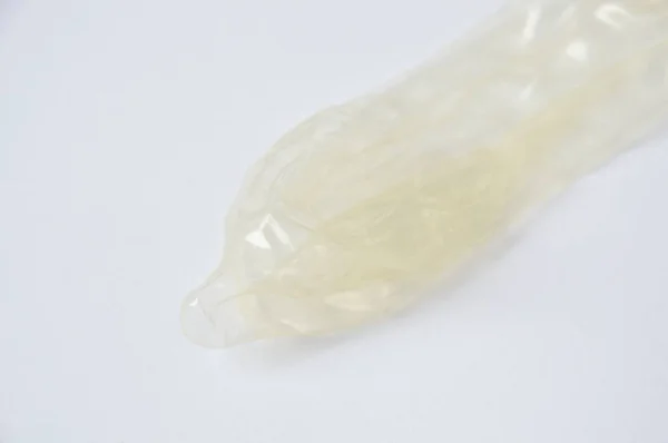 Prezervatif hazırlamak kullanılan beyaz arka plan üzerinde — Stok fotoğraf