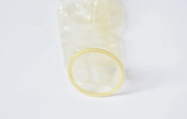 Qizil hayajonlangan mushuk