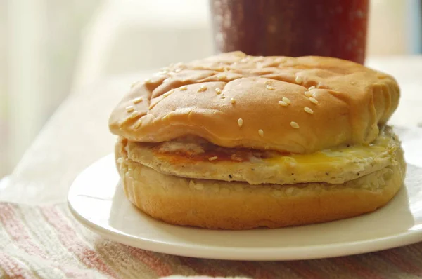 Hamburguesa y cola con hielo en taza de plástico —  Fotos de Stock