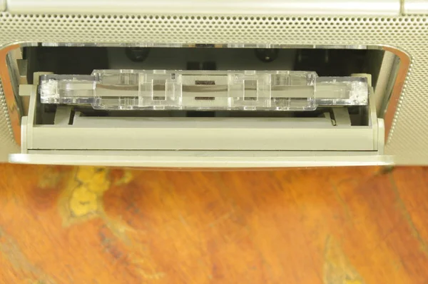 Magnetofon kasetowy w radio biurko na drewnianym stole — Zdjęcie stockowe
