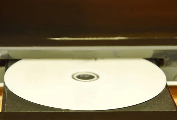DVD colocado no leitor de disco de inserção no armário de madeira — Fotografia de Stock