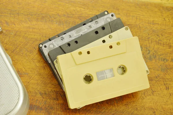 Kazetový magnetofon a reproduktor rádio na dřevěný stůl — Stock fotografie