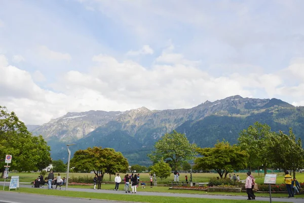 Turistskoi Fotografia i relaksu w parku w Interlaken, Szwajcaria — Zdjęcie stockowe