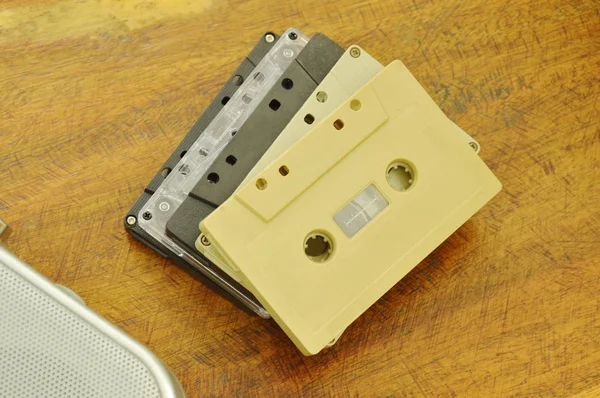 Kazetový magnetofon a reproduktor rádio na dřevěný stůl — Stock fotografie