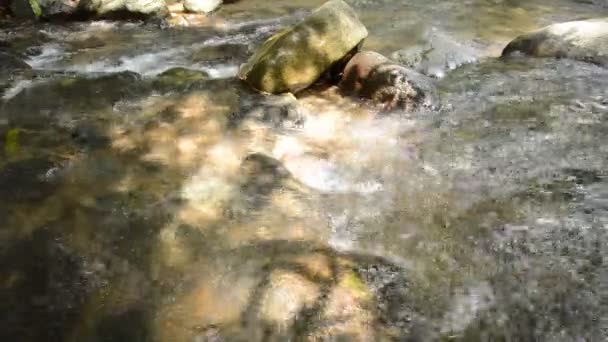Amplo ângulo de fluxo de água e zoom para onda salpicando textura no rio — Vídeo de Stock