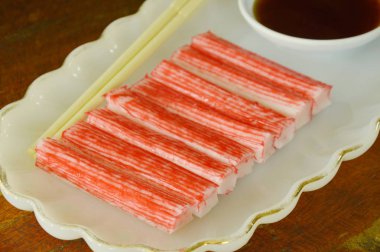  plaka üzerinde Soya soslu balık yapılan imitasyon yengeç sopa