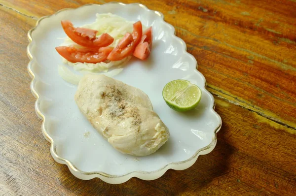 Lada ayam rebus dengan salad segar protein lemak rendah untuk membangun makanan otot di piring — Stok Foto