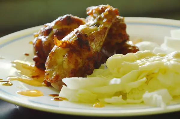접시에 슬라이스 야채 드레싱 마요네즈와 치킨 드럼 스틱 튀김 — 스톡 사진
