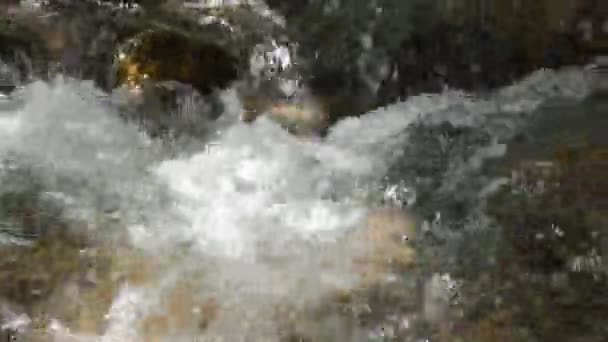 Fluss fließt auf Katarakt und Wasser spritzt — Stockvideo
