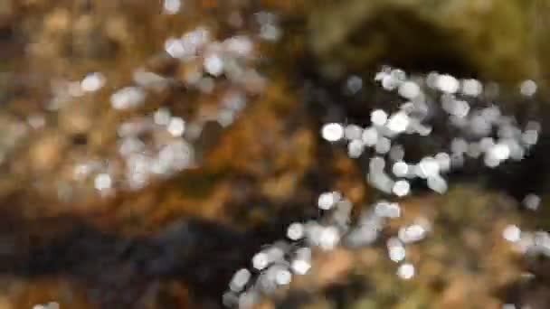 Rozmazaný odrazu slunečního světla na vodě a pohybuje se v řece — Stock video