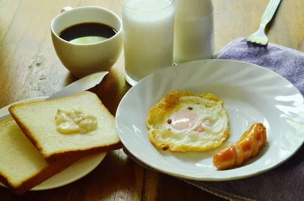 계란과 돼지고기 소시지 빵 먹고 몇 커피 컵 아침 식사 세트 — 스톡 사진