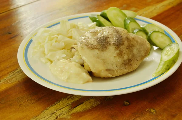 Ayam paha kukus berpakaian garam dan merica dicelupkan dengan mayones di piring — Stok Foto