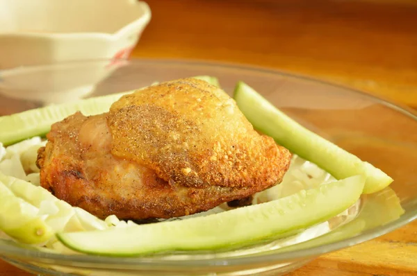 Ayam goreng paha ganti garam dan lada dengan sayuran di piring — Stok Foto
