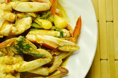  Kızarmış mavi yüzücü Yengeç yemek üzerinde sarı köri ilave edin