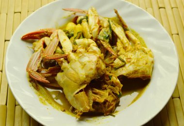  Kızarmış çiçek Yengeç yemek üzerinde sarı köri ilave edin