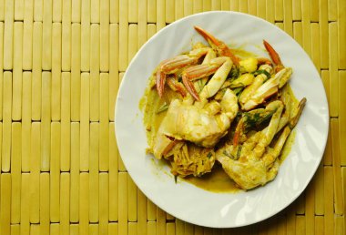  Kızarmış çiçek Yengeç yemek üzerinde sarı köri ilave edin