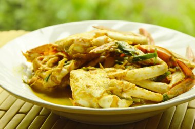  Kızarmış mavi yüzücü Yengeç yemek üzerinde sarı köri ilave edin