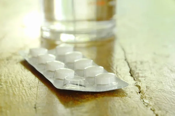 Bör äta medicin i blisterförpackning med färskvatten på bord — Stockfoto